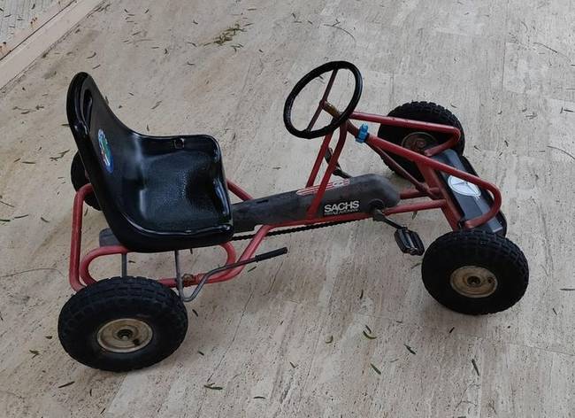 „A régi játékautóm. 7 gyermek nőtt fel rajta összesen, és 35 év után még mindig gurul."