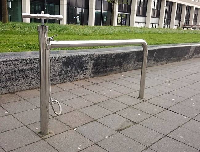 Szintén egy iskola, ahol a kerékpártároló mellett bárki által használható biciklipumpa is található.