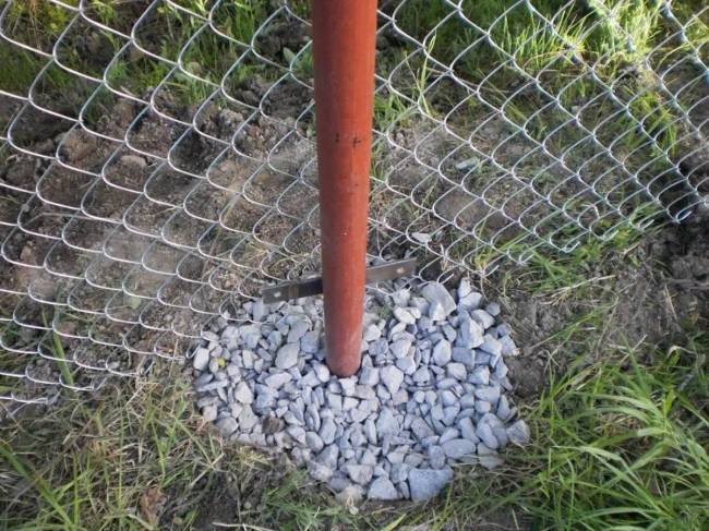 Hogyan építenek Kanadában beton nélkül olyan kerítéseket, amiket nem dönt ki a szél és nem fordulnak ki a földből?