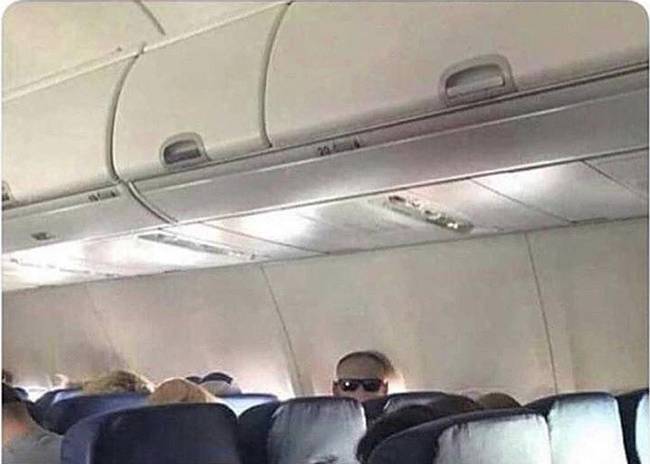 „Már épp szólni akartam a stewardessnek, hogy ez a férfi az indulás óta mániákusan bámul engem, mire nagy nehezen leesett, hogy a tarkójára van téve a napszemüveg."