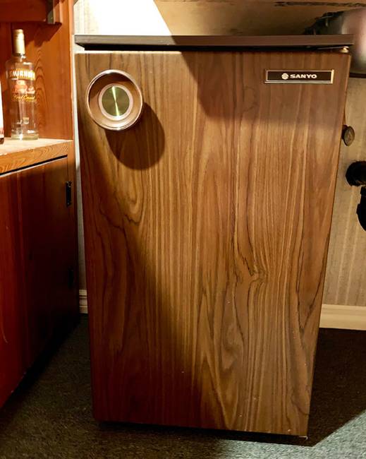 Ezt a Sanyo hűtőszekrényt 1978-ban vásárolták és még mindig működik. Most minibárként használják.