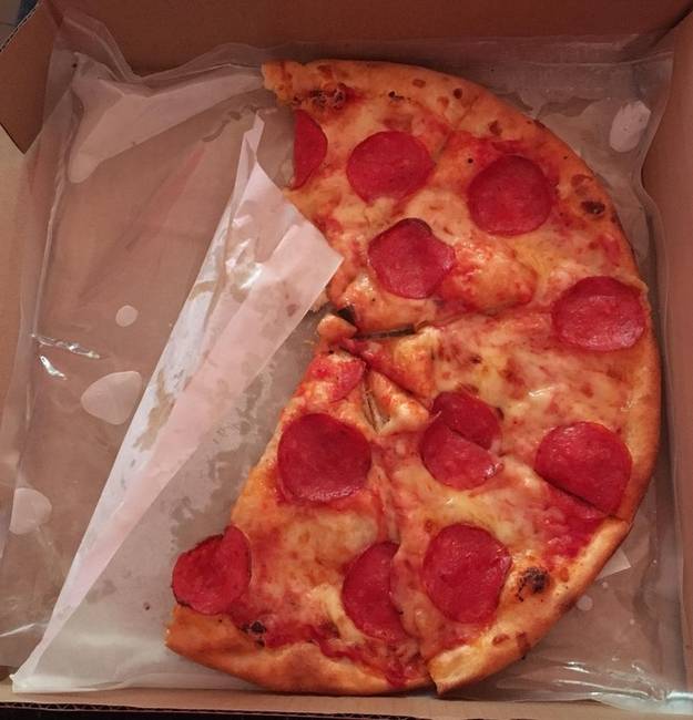 Ez a pizzéria forróvízzel töltött zacskókat rak a pizzák alá, hogy az ételek ne hűlhessenek ki, amíg házhoz szállítják őket.