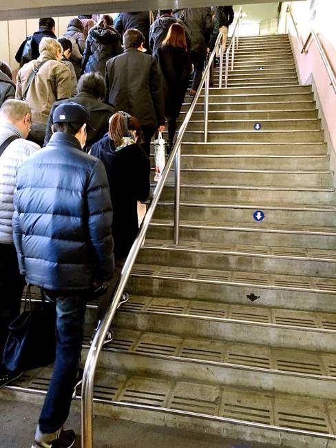 Japánban az emberek tiszteletben tartják a szabályokat.