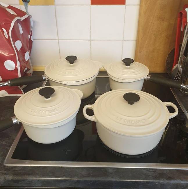 „Ezt a Le Creuset öntöttvas készletet 20 éve vettem, 50 dollárért. Ma körülbelül 750 dollárt ér."