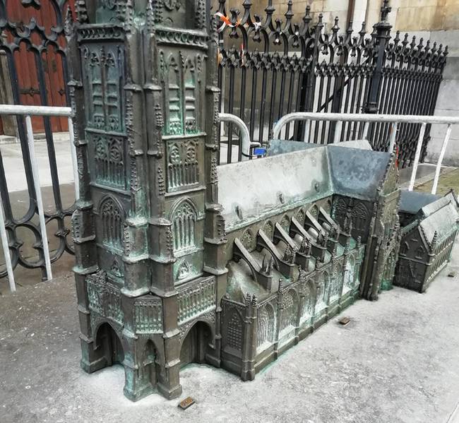 Ez a miniatűr, élethű templom lehetővé teszi, hogy a vakok is "érezhessék", hogyan néz ki a templom.