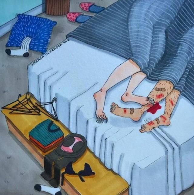 Amikor megcsinálja a lábkörmeit.