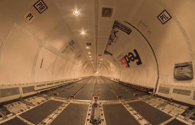 Ez egy teljesen üres Boeing 757-es szállítórepülő raktere.