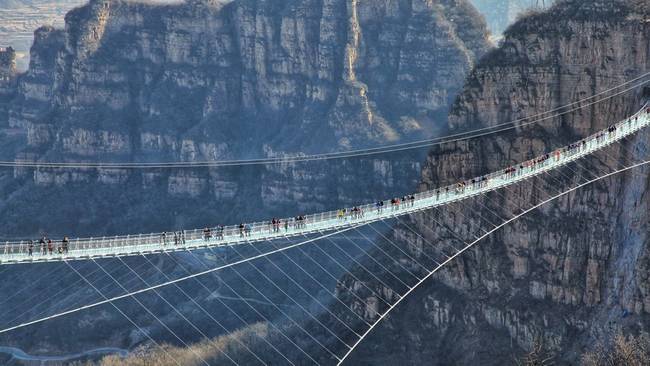 A világ leghosszabb és legmagasabb üveghídja - Zhangjiajie Nemzeti Erdő Park, Kína.