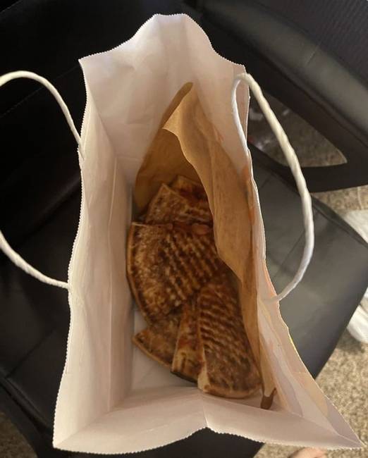 „Így hozták ki a házhoz rendelt pizzát: semmi doboz, csak a zacskóba dobták."