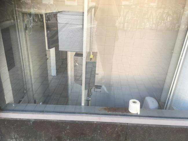 „Ez a vécé tökéletesen látható az utcáról a város közepén."