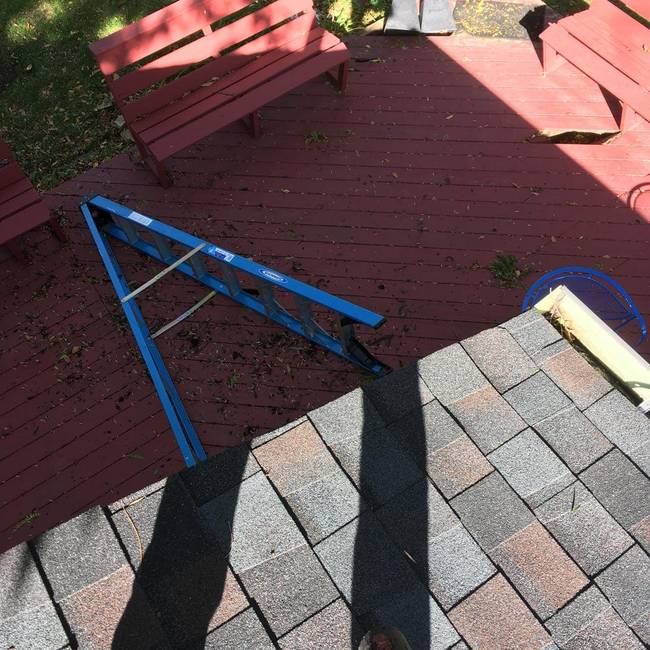 „Épp az tetőt takarítottam, miközben egyedül voltam otthon, majd hangos bummot hallottam."