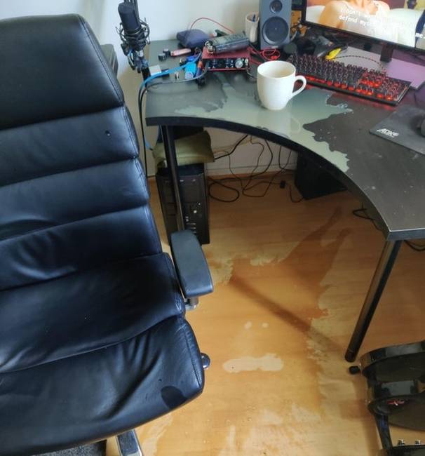 „A reggelt egy nagy bögre kávéval akartam kezdeni. Ennek a padlón lévő foltnak a reakciója megegyezik az enyémmel.”