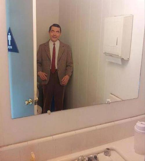 Papír Mr. Bean-figura a munkahelyi mosdóban.