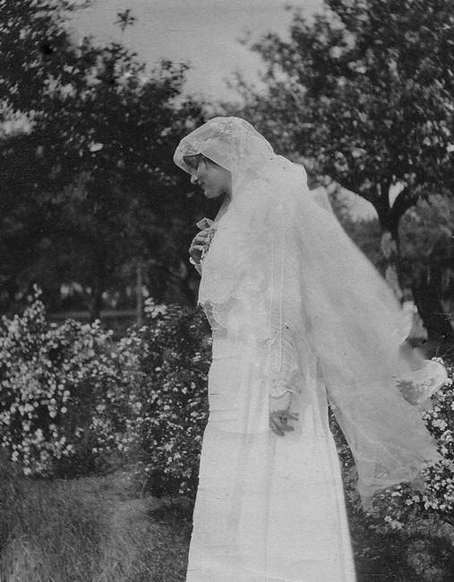 „Ez a fotó, amit találtam, a dédnagymamámról készült az esküvőjén, valamikor 1915 körül."