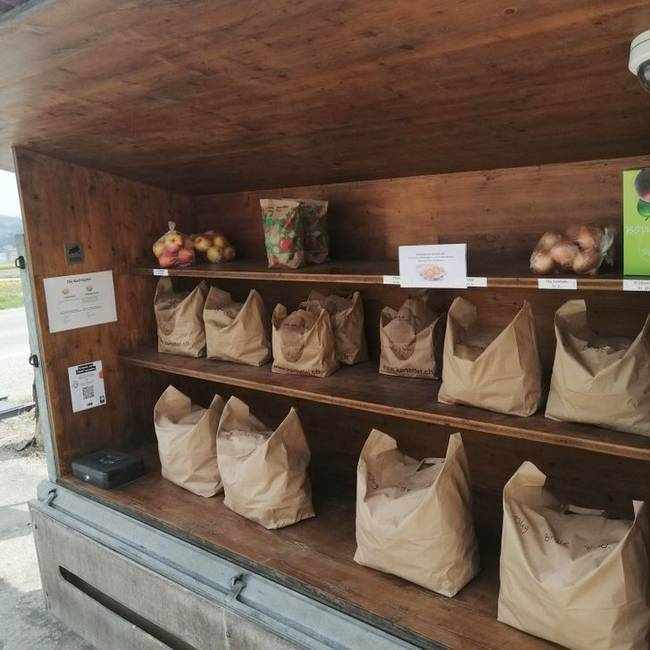 Út menti stand, eladó nélkül.