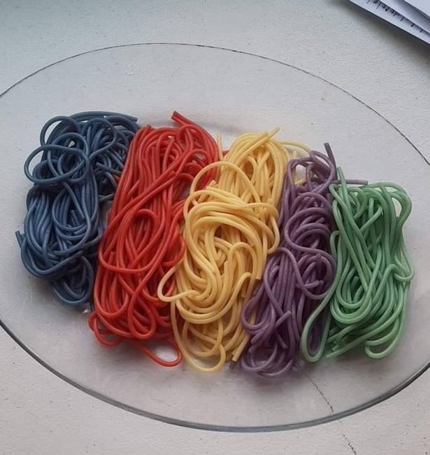 „Spagetti, amit zöldséglével és fűszerekkel festettem."