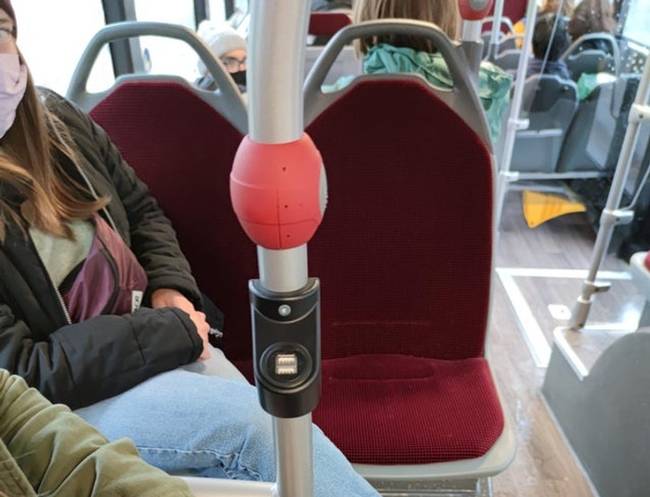 A németországi buszok kapaszkodóin USB-aljzatok vannak.
