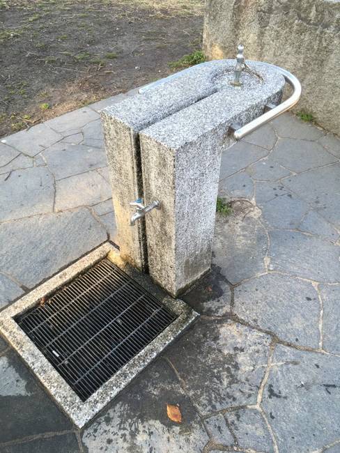 Egy ivókút, amin két csap is található. Az alsó csappal a cipőnket tisztíthatjuk vagy éppen a háziállatainkat itathatjuk.