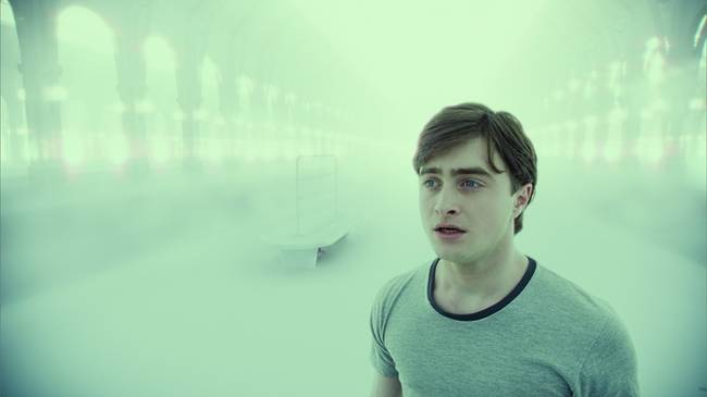 Ebben a részben szemüveg és heg nélkül láthatjuk Harry Pottert, mivel a jelenet nem a való világban játszódik, hanem a főhős lelkébe nyerhetünk betekintést, ahol nincs rossz látás és sérülés.