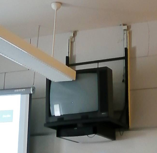 Keresve sem találhattak volna jobb helyet ennek a televíziónak.