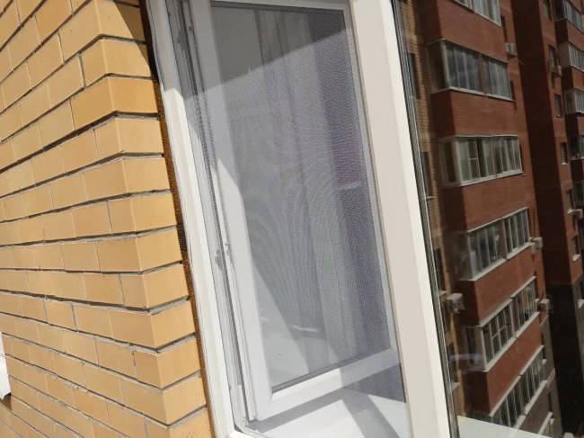 Megtanultam, hogyan kell a szúnyoghálót (keret nélkülit) bármilyen műanyag ablakra felfeszíteni. Csavarok és ragasztó nélkül.