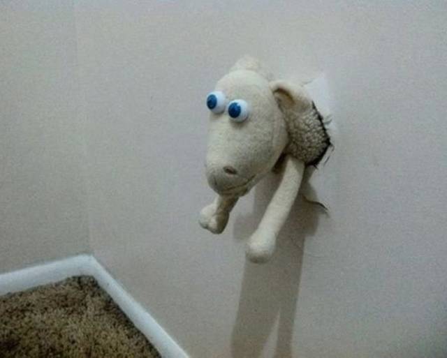 „Van egy lyuk a lakásban a falon. Nézd meg, hogyan javította meg édesanyám!"