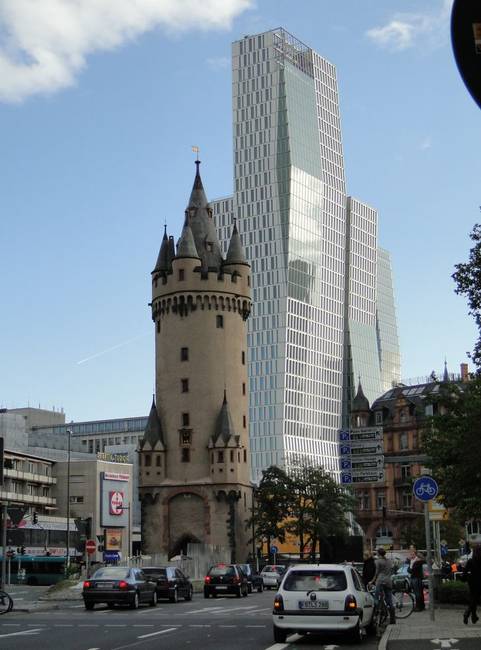 Az Eschenheimer-torony és egy modern felhőkarcoló Frankfurtban.