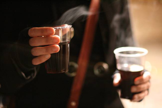 Az alkohol valóban felmelegíti a testet? Nem. Sőt mi több, drasztikusan növelheti a hővesztést, mivel kitágítja az ereinket. Igaz, ami igaz, az erek tágulásának egyik következménye, hogy a meleg vér közelebb kerül a bőrünk felszínéhez, és emiatt érezhetünk átmeneti melegséget, de ez csak illúzió, hosszú távon pedig csak hőt vesztünk az alkoholfogyasztással.