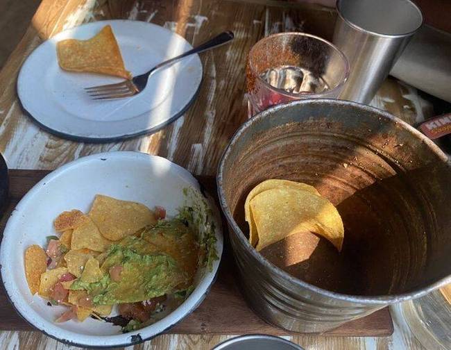 „A kukoricás chipsünket egy rozsdás vödörben szolgálták fel."