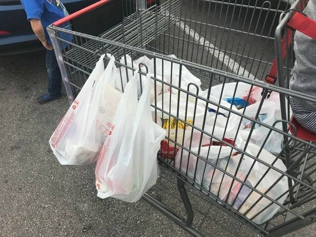 Tudtad, hogy a bevásárlókocsik szélén található hurkok a szatyrok akasztására szolgálnak?!