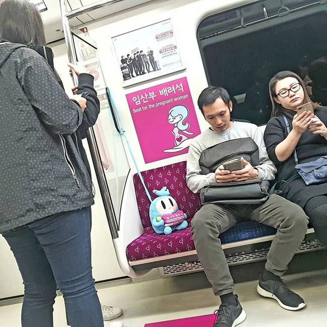 A terhes nők számára kialakított ülőhelyeket még akkor sem foglalja el senki, ha tele van a metró.