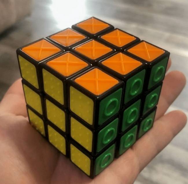 Ez a Rubik-kocka vakoknak készült.
