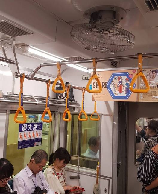 Néhány metrókocsiban nincs klíma, de van helyette mennyezeti ventilátor.