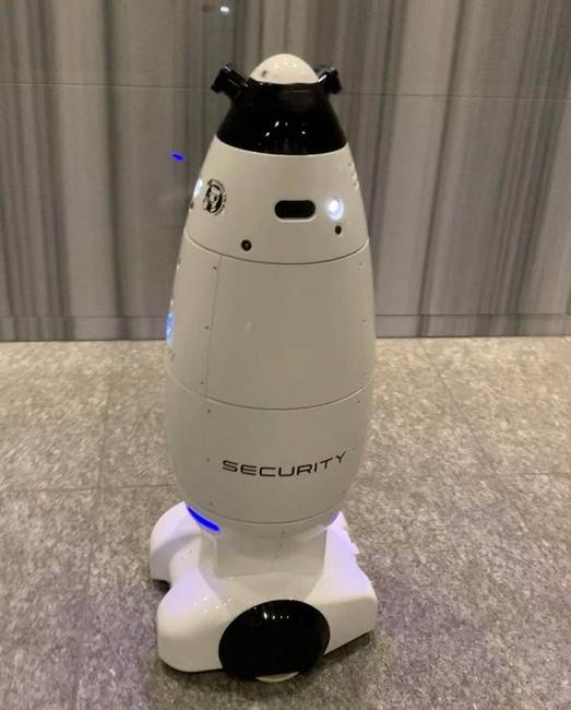 „Az irodám előcsarnokában egy robot biztonságiőr járőrözik."