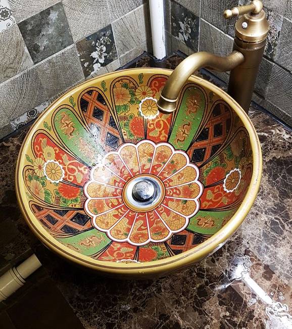 A nyilvános WC-kben ilyen díszes mosdók találhatók.