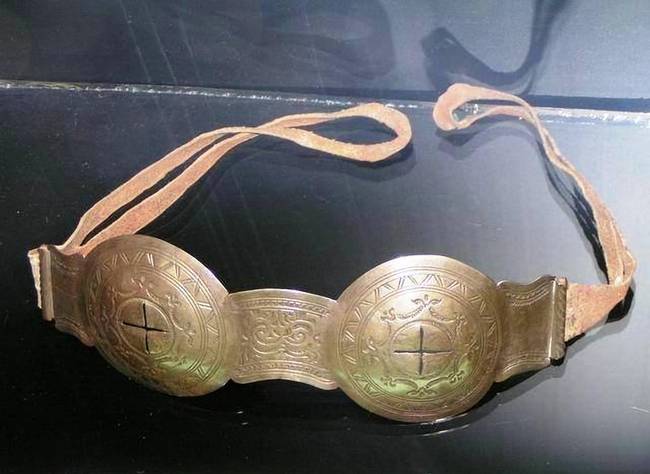 Jakutföldi szemüveg, ami megvédi a szemet a hóvakságtól.