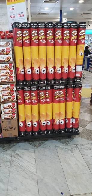 Egy méteres Pringles csomagolás.