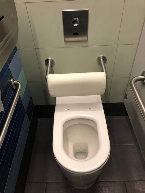 A Dublini Repülőtér vécéjének kényelmes háttámlája van.
