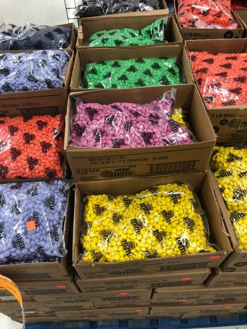Ez a diszkont szín szerint rendezett M&amp;M's-eket árul.