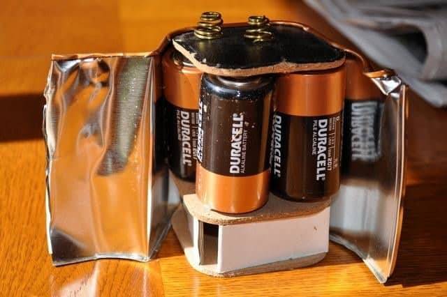 Egy nagy kapacitású Duracell elem, ami valójában sok több kis elemet rejt.