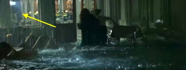A Titanicban, amikor Jack és Rose menekül, a kamera és a világítás láthatóvá válik az egyik ablak tükröződésében.