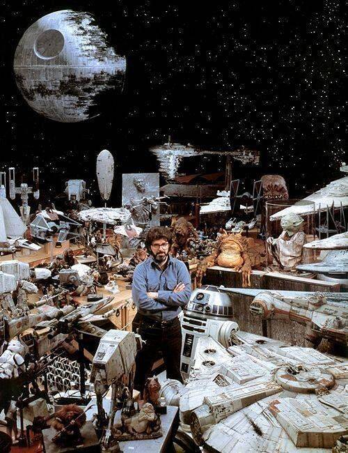 George Lucas és a Csillagok háborúja díszlete.