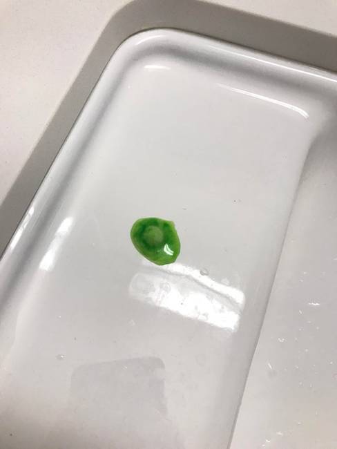 Ez történik a Skittles drazsékkal, ha nedves helyen hagyjuk.