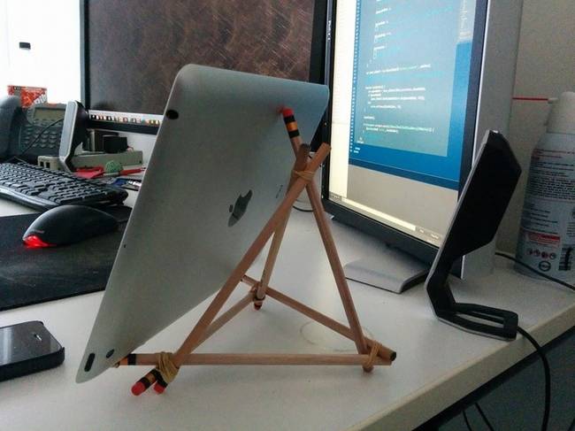 „Édesanyám saját maga által készített irodai tablet-tartója."
