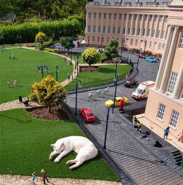 Hatalmas macska? Sajnos nem, csak egy miniatűr városmodell.