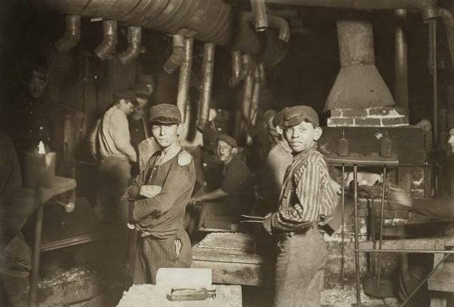 Gyermekmunkások egy üveggyárban. (1908)