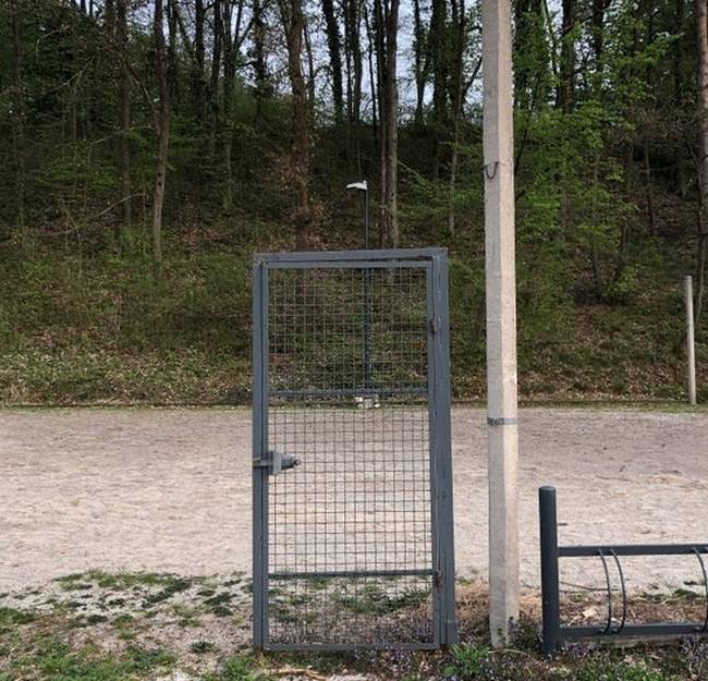Ez az ajtó bizonyára megakadályozza majd a betörőket.