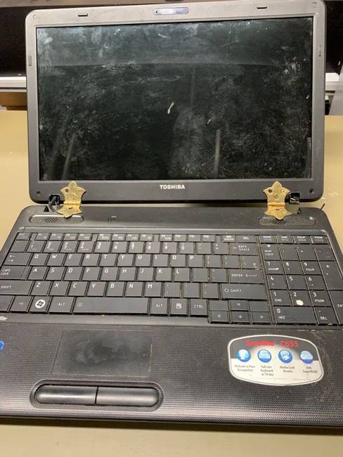 „Ma az egyik ügyfél behozott egy törött képernyőt laptopot, amit így rögzített."