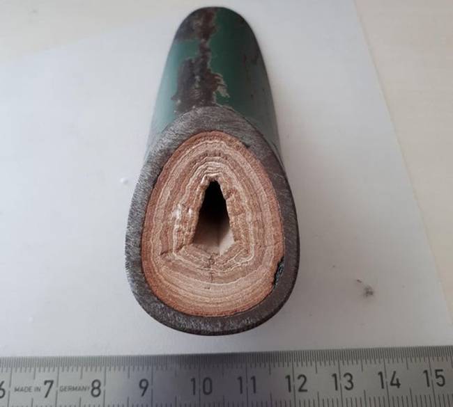 Egy régi vízvezetékben felhalmozódott vízkőrétegek.