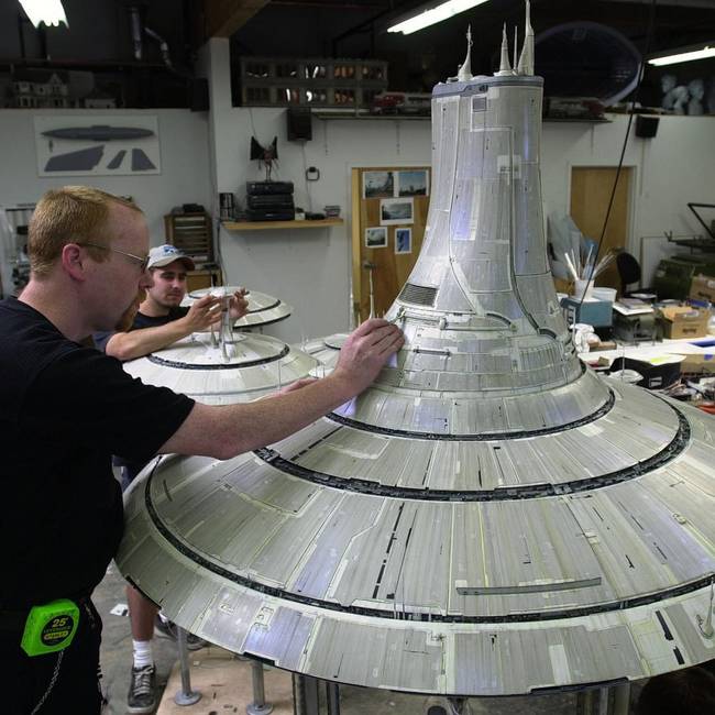 Egy kis érdekesség: az Állítólag… (MythBusters) című televíziós sorozatból megismert Adam Savage, amikor még az ezredforduló idején a Csillagok háborúja II. epizódjának kellékein dolgozott.